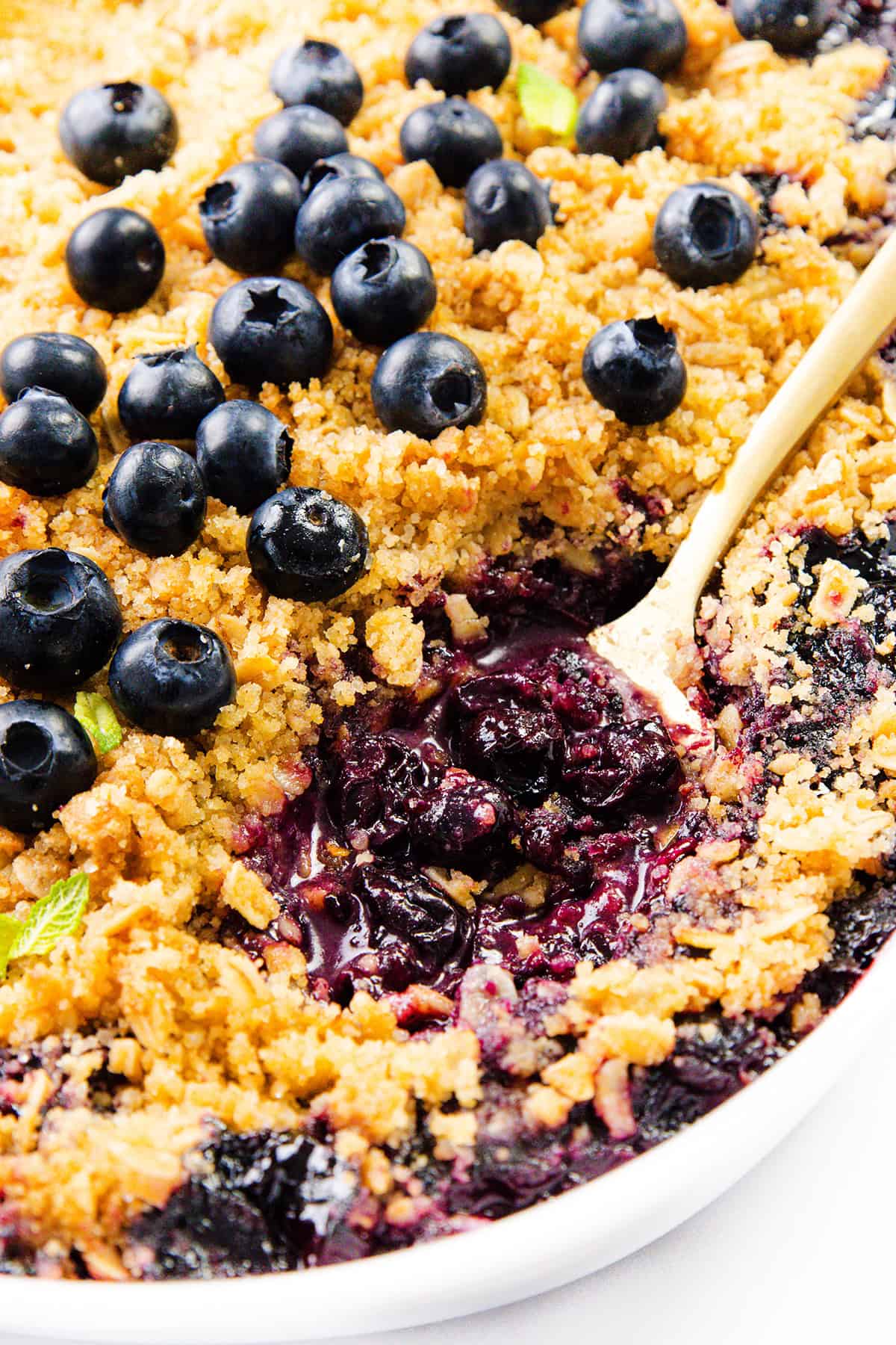 Irresistible Blueberry Crumble: Juicy Berries & Buttery Oat Perfection